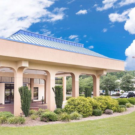 Baymont By Wyndham Greenville Exterior photo