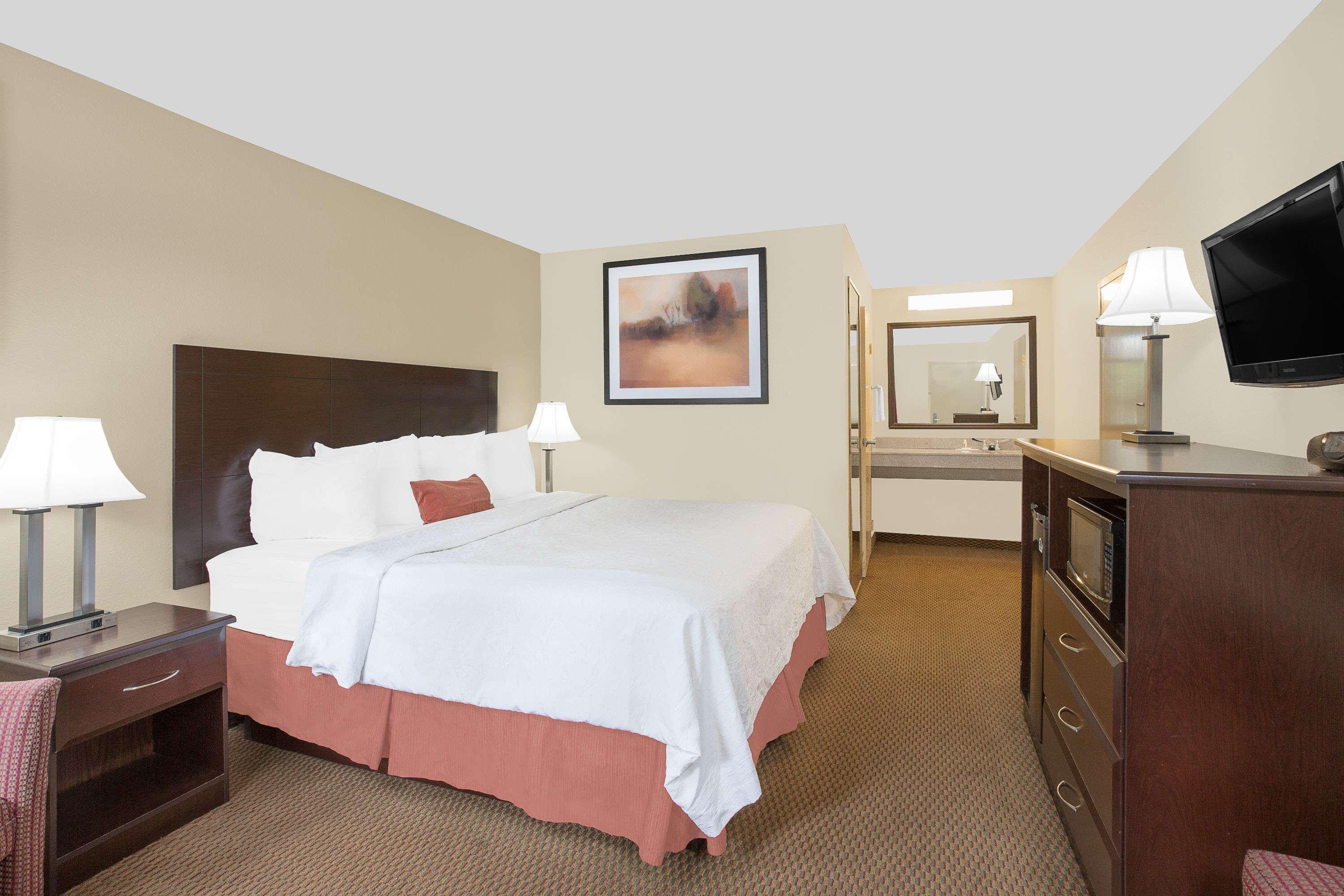Baymont By Wyndham Greenville Exterior photo