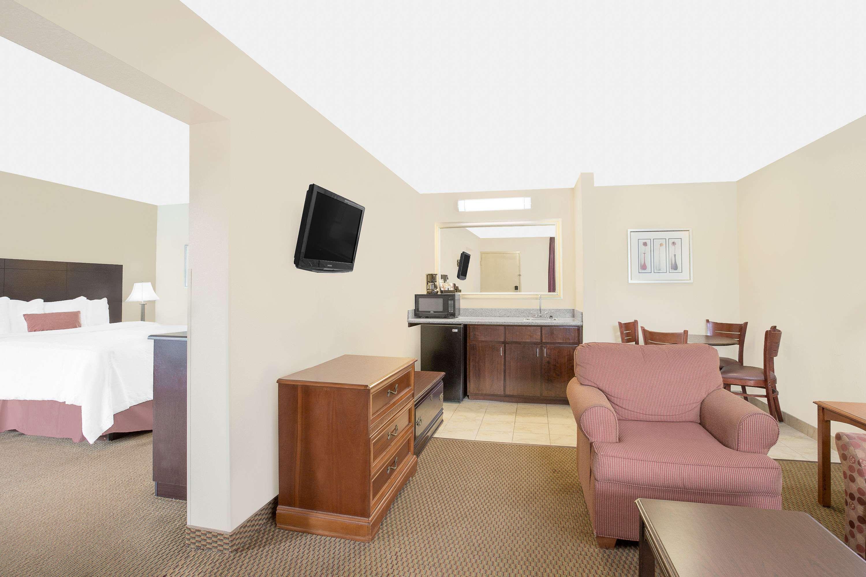 Baymont By Wyndham Greenville Exterior photo